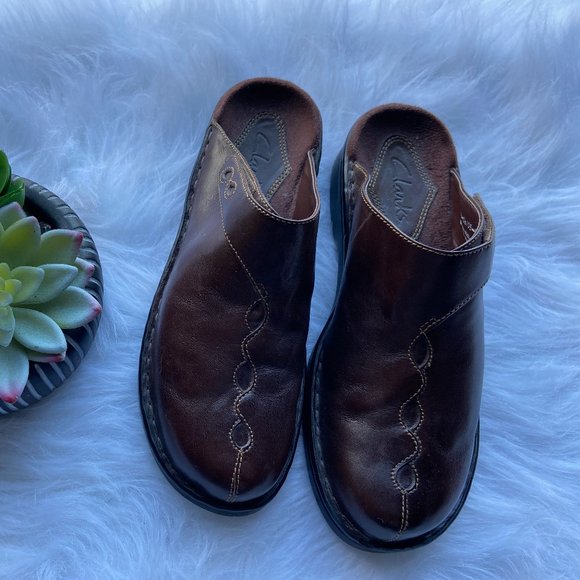 *SOLD* Clarks 7N Brown Adjustable Strap Slip - Picture 2 of 7